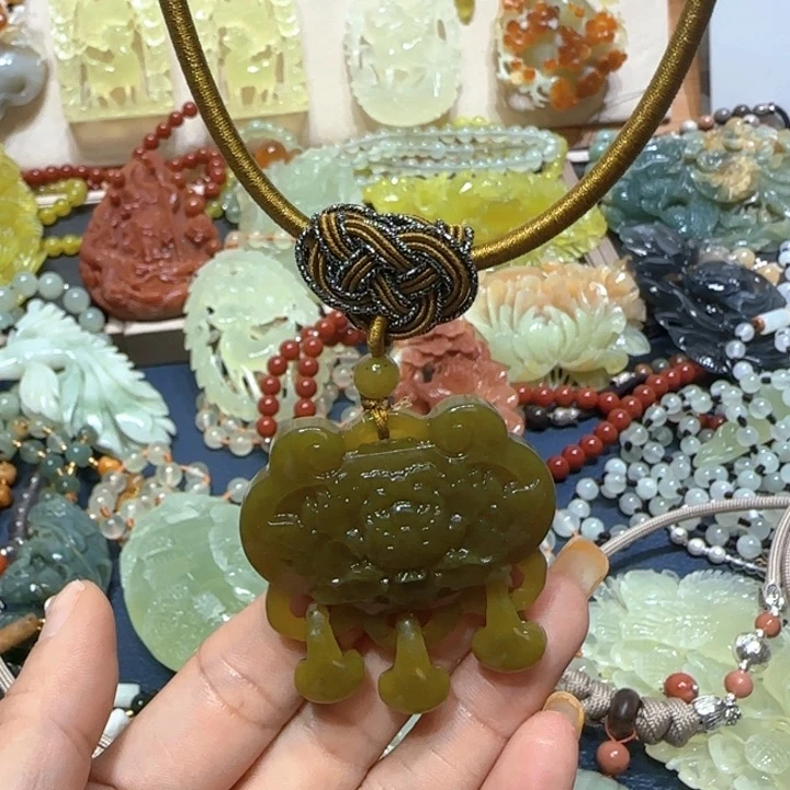 未镶嵌蛇纹石玉吊坠