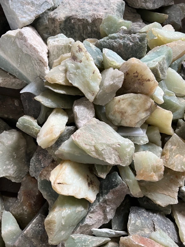 天然岫玉精品原石多样性，随机发货一块。