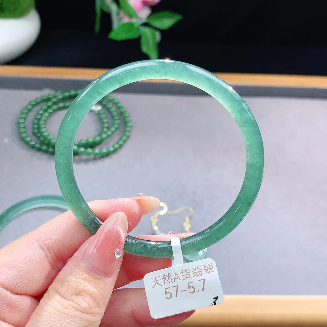 未镶嵌手镯（圆镯）翡翠