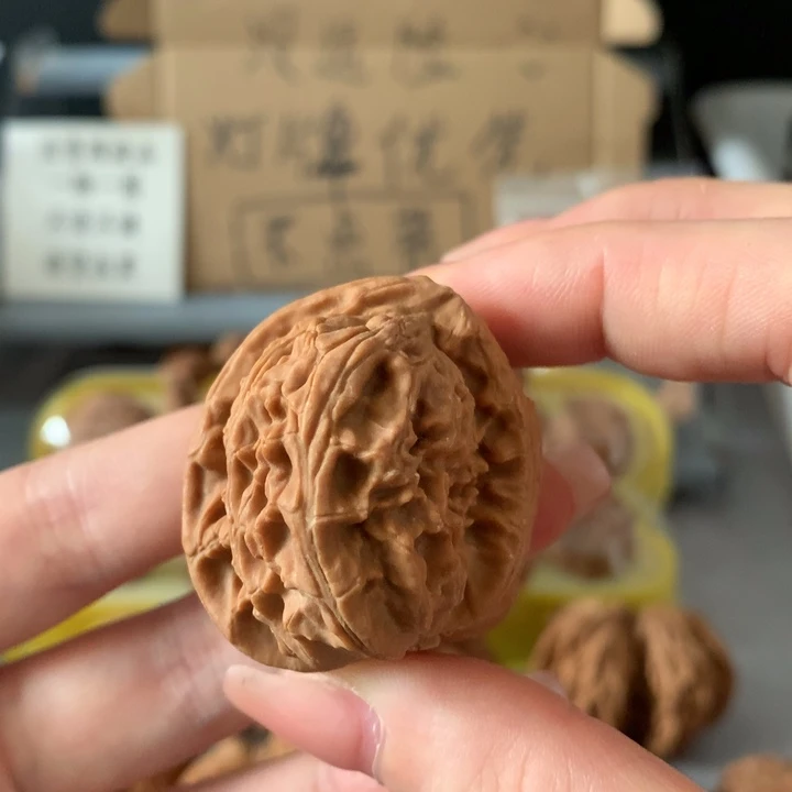 兵***生吊坠文玩核桃异形单只，有瑕疵
