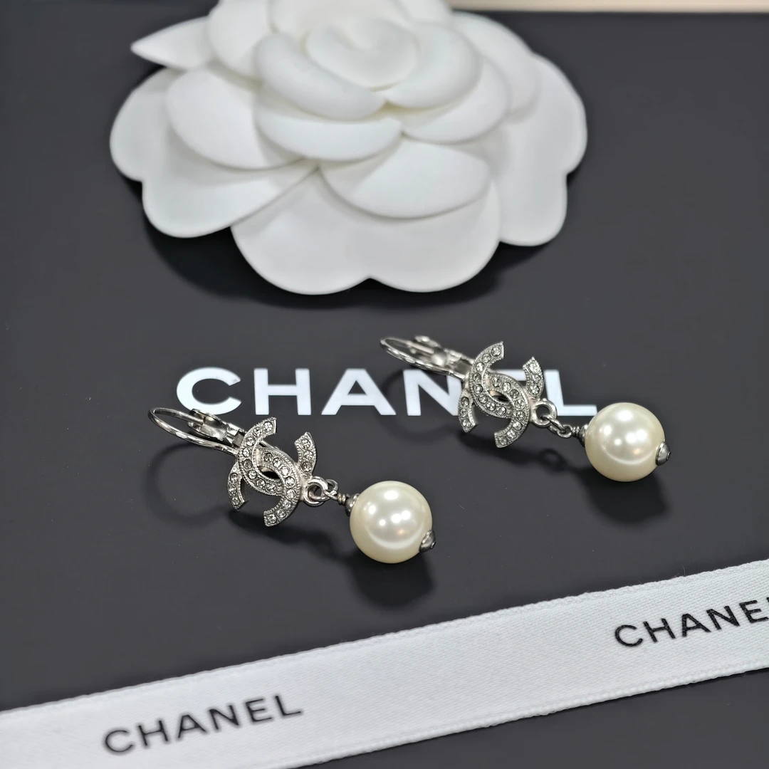 99新 Chanel/香奈儿 耳钩银色时尚经典双C珠珠