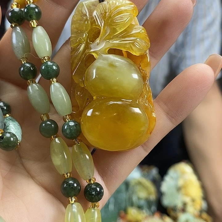 蛇纹石玉未镶嵌颈饰