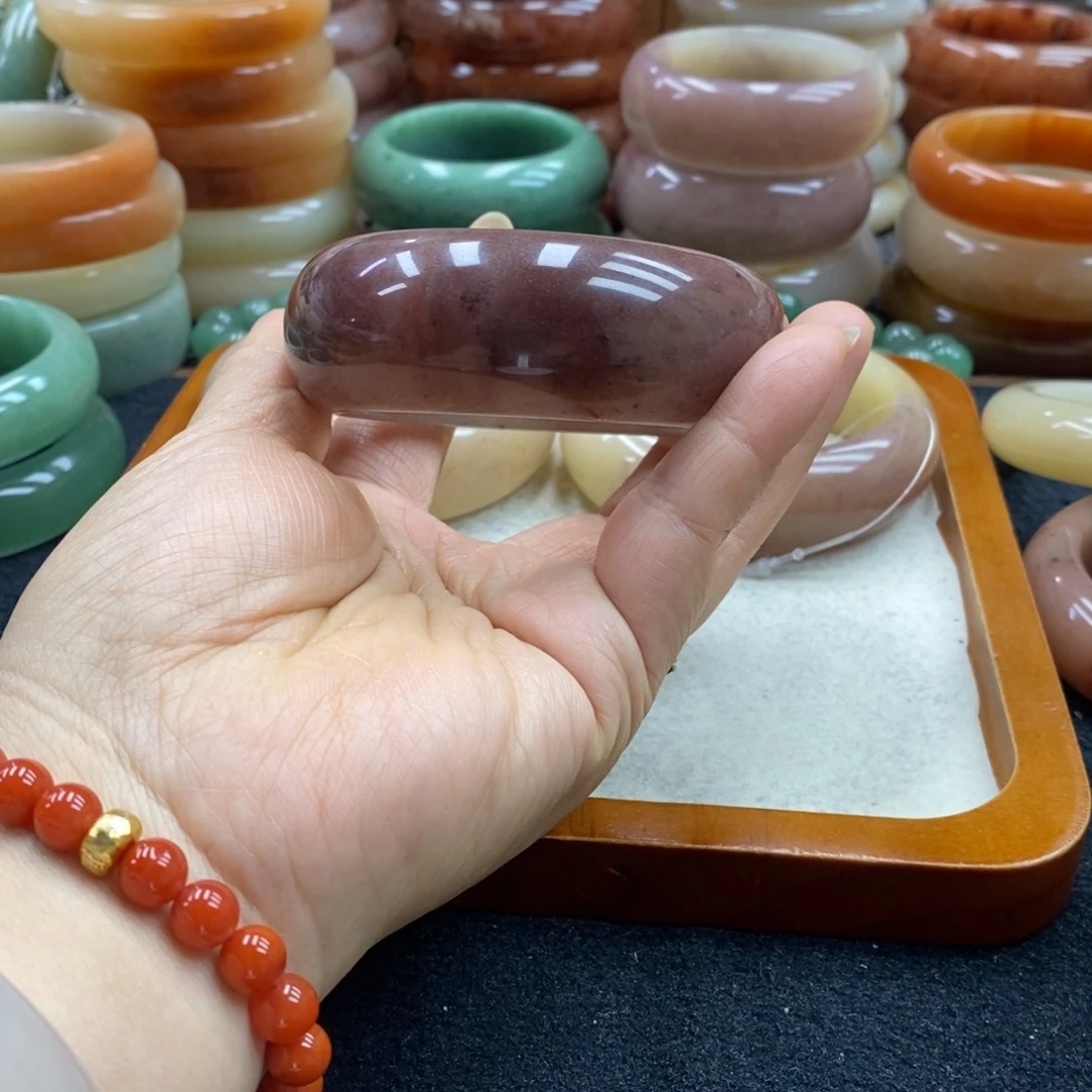 吴***哥石英质玉未镶嵌手镯