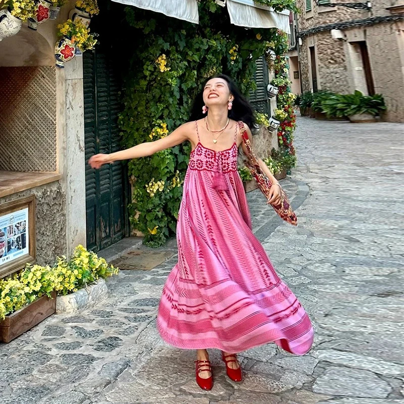 云南大理西双版纳旅游国外穿搭民族风海边吊带裙新疆古城鲜艳长裙
