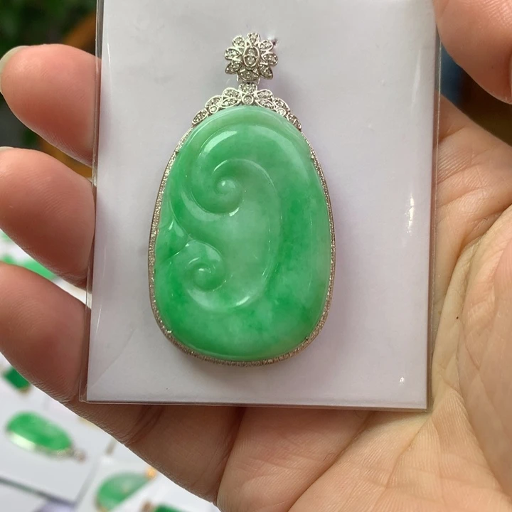 翡翠颈饰18K金镶嵌翡翠吊坠