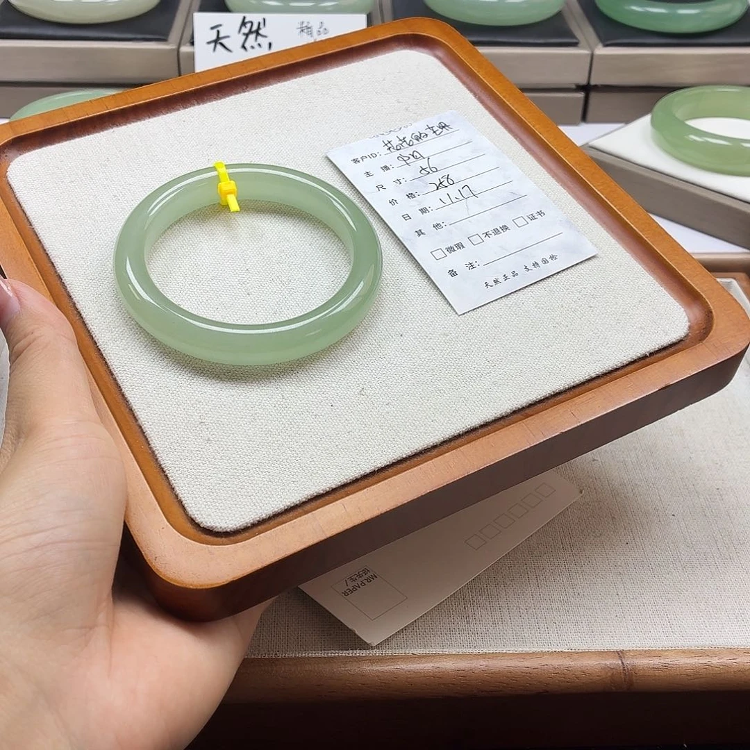 花***果石英质玉未镶嵌手镯