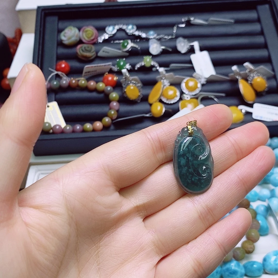 翡翠18K金镶嵌颈饰