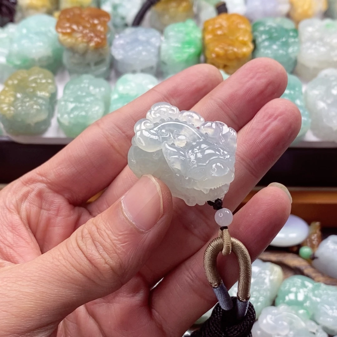 翡翠未镶嵌颈饰貔貅