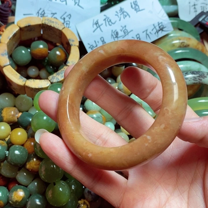 蛇纹石玉颈饰合金