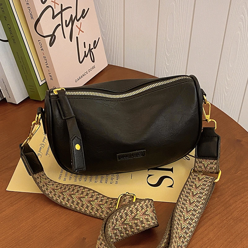 今年流行波士顿包包秋冬百搭休闲新款小众宽带斜挎包女复古枕头包