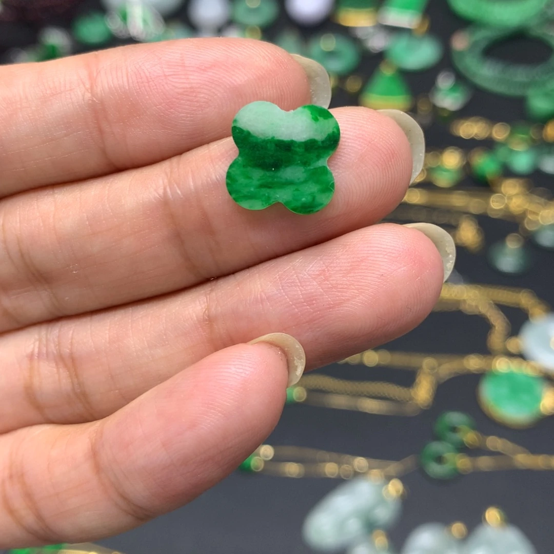 翡翠未镶嵌颈饰有纹裂