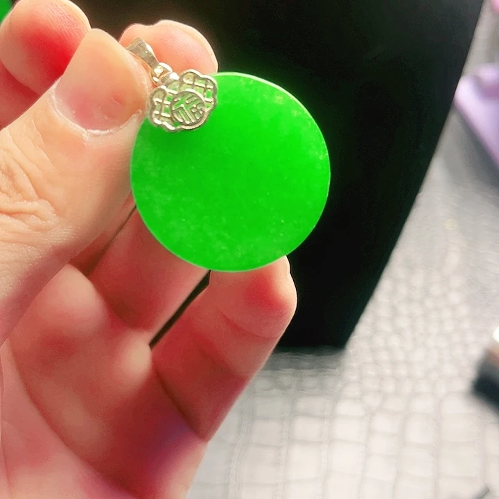 颈饰18K金镶嵌翡翠