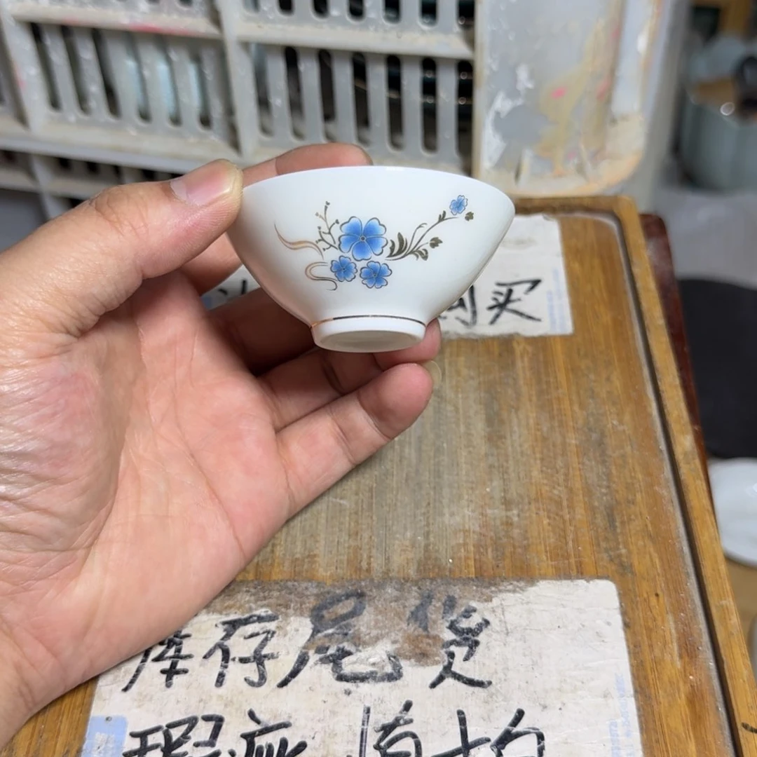 微瑕疵介意勿拍陶瓷器皿B004