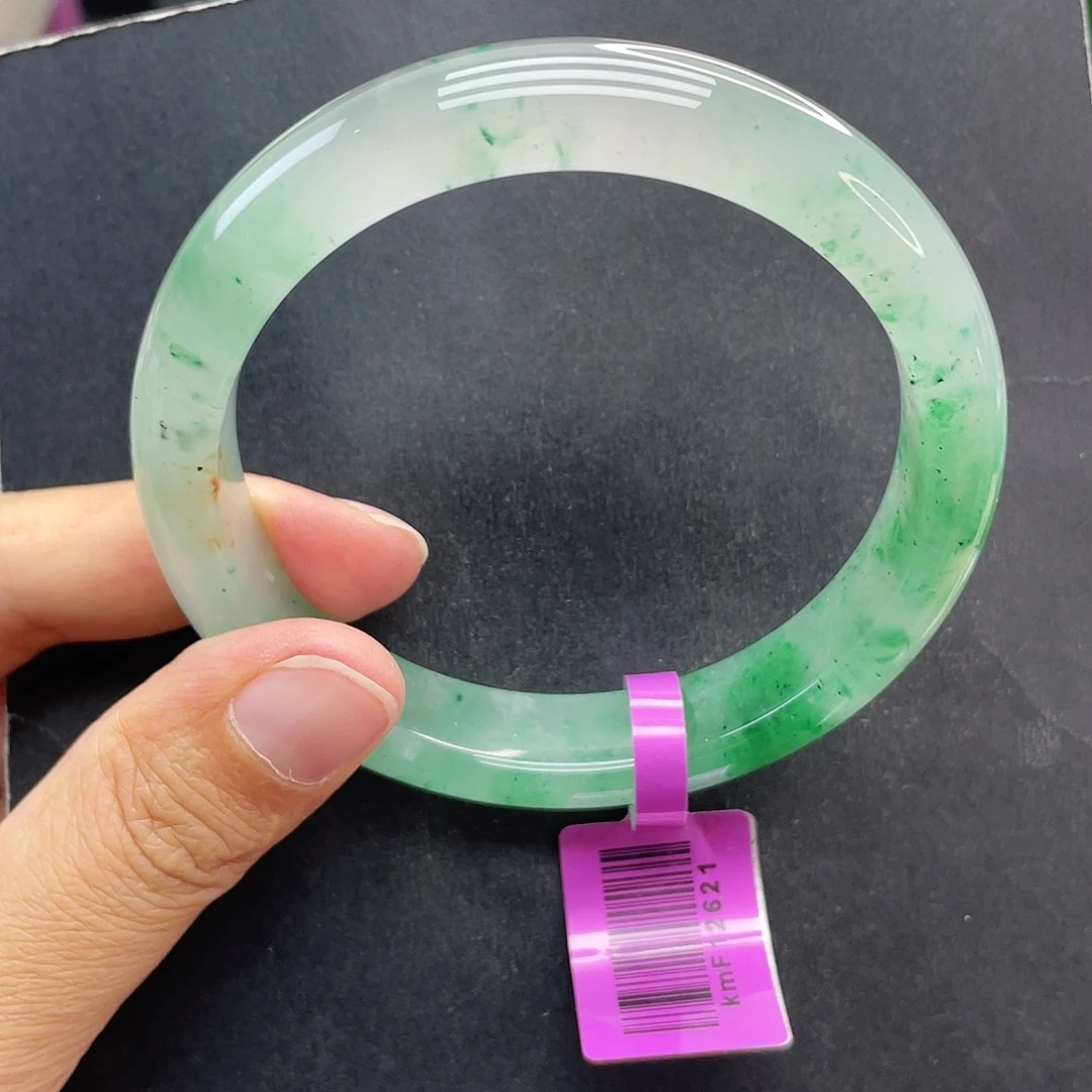 属***谁未镶嵌手镯石英质玉