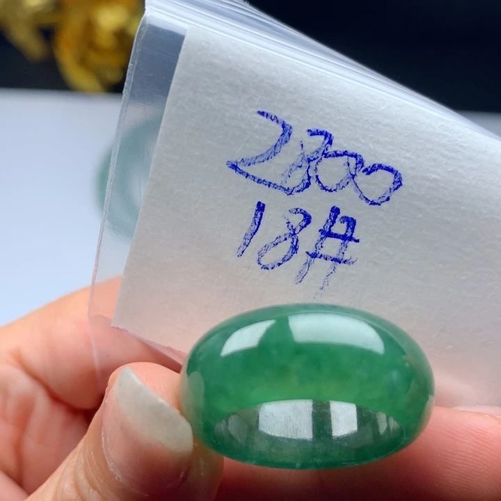 虎****定制翡翠未镶嵌戒圈