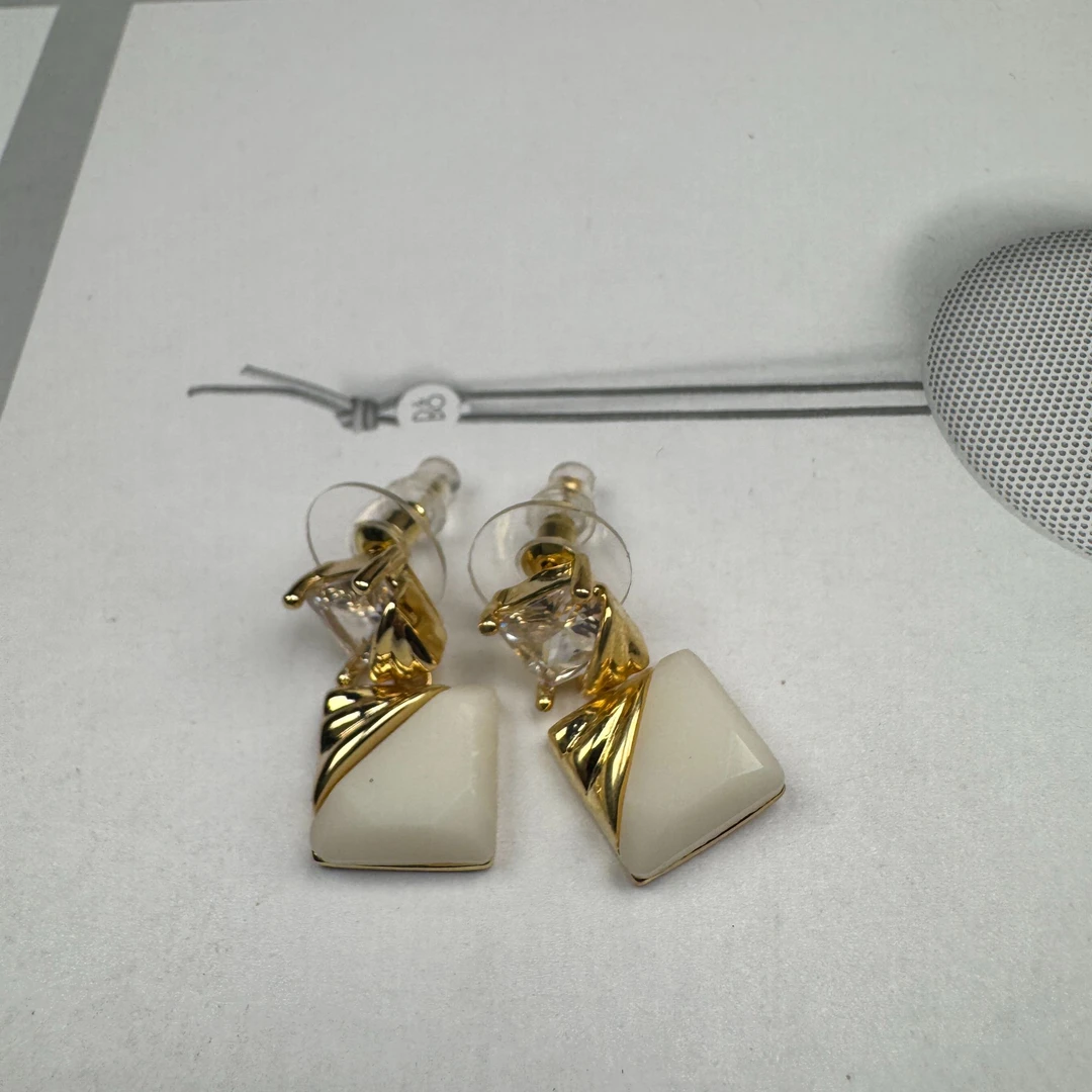 铜合金树脂耳饰 白色轻奢时尚百搭复古金色素款耳钉ed3172-1