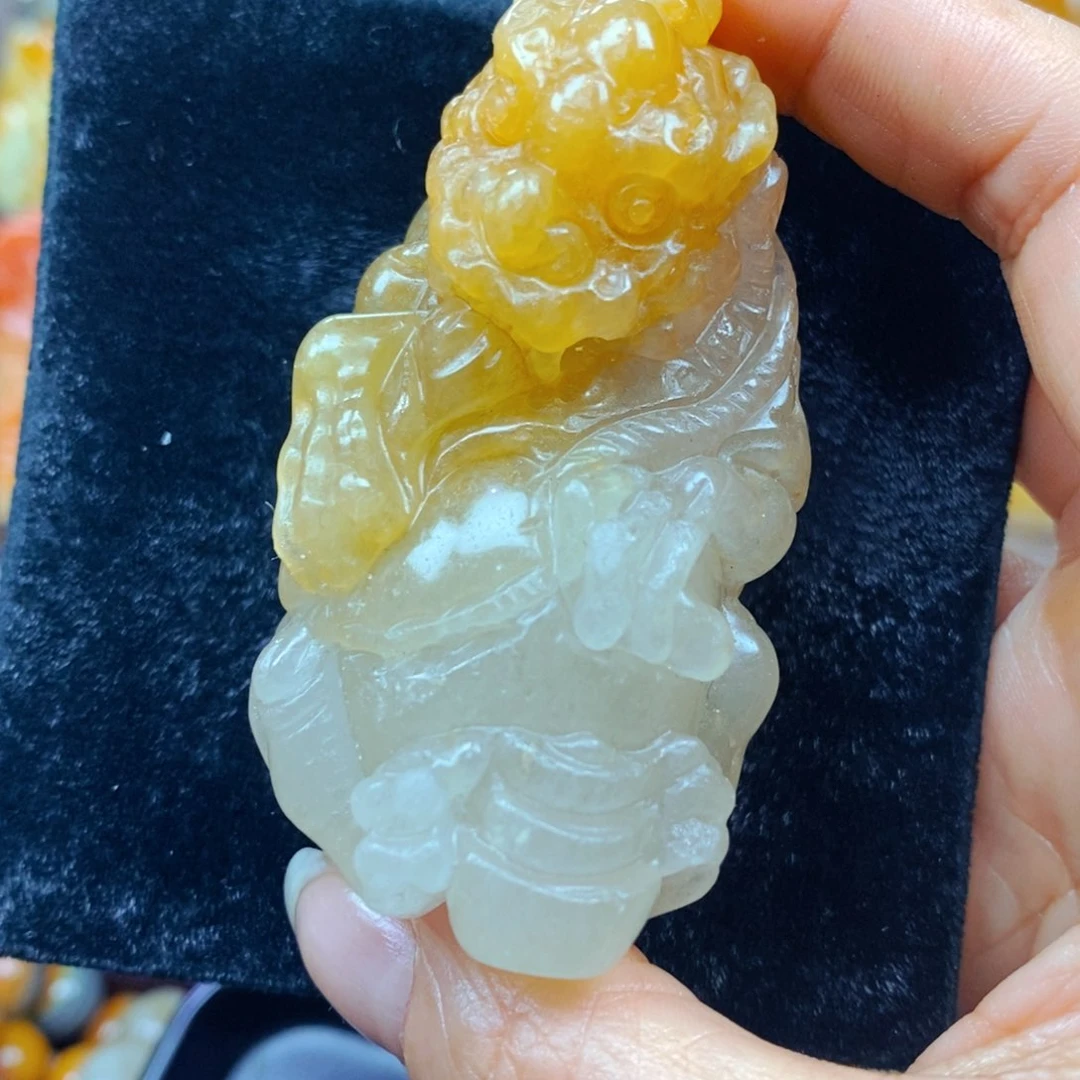 未镶嵌石英质玉（黄龙玉）颈饰