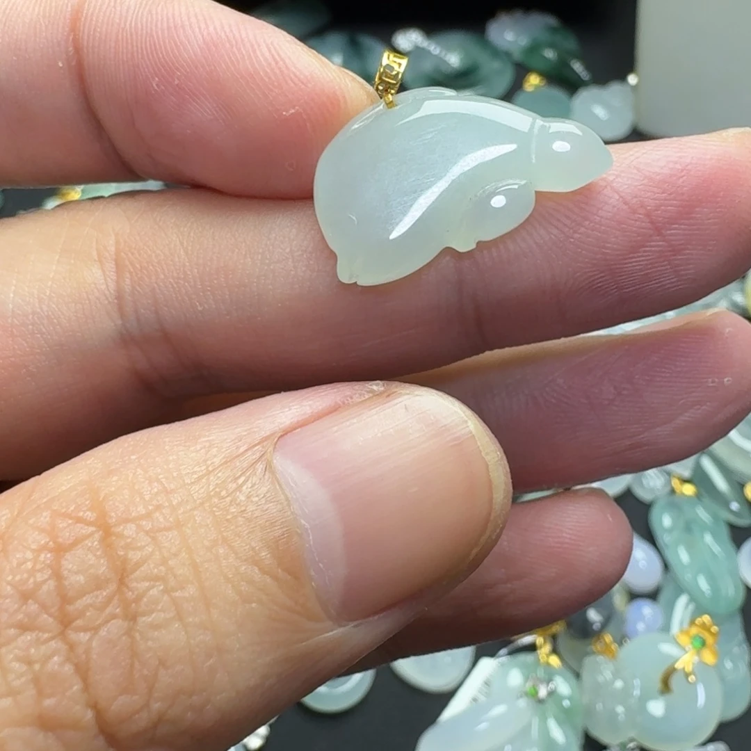 翡翠18K金镶嵌颈饰小海豚