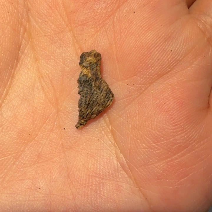 灰***间沉香吊坠海南包头小碎料0.13克