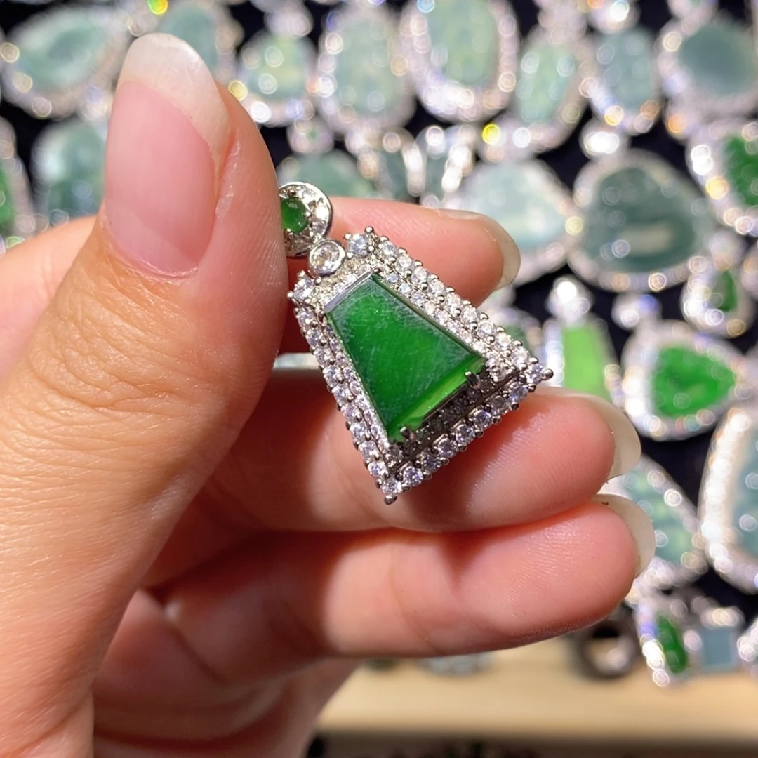 被***道翡翠未镶嵌颈饰天然