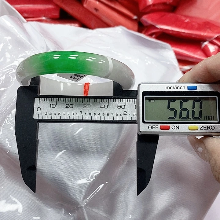 翡翠手镯未镶嵌166。