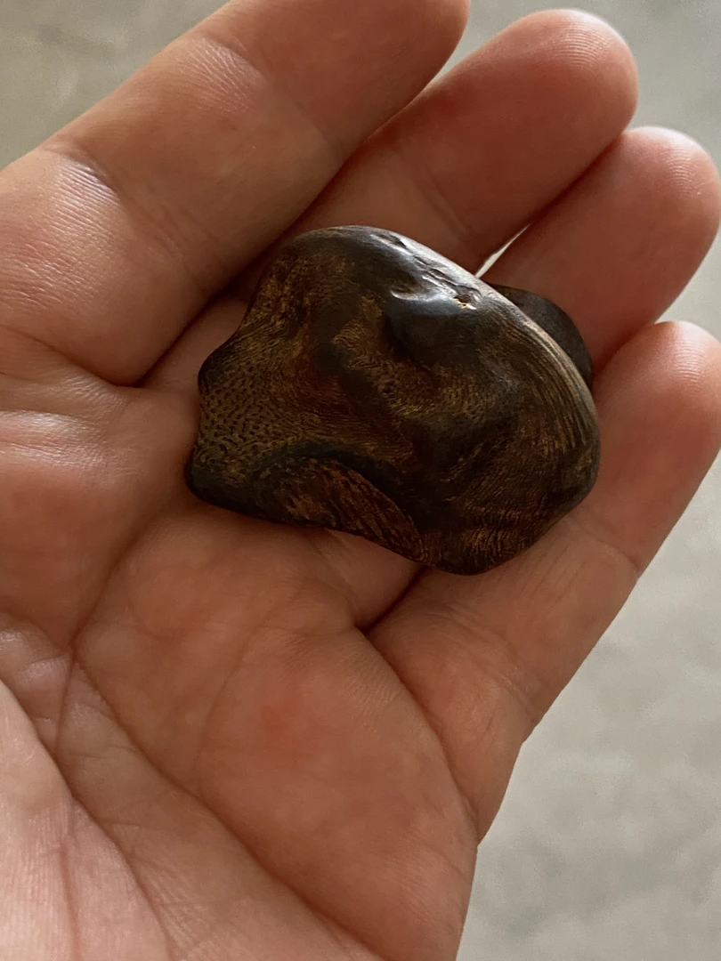 沉香达拉干老料留疤沉水级别随形吊坠。