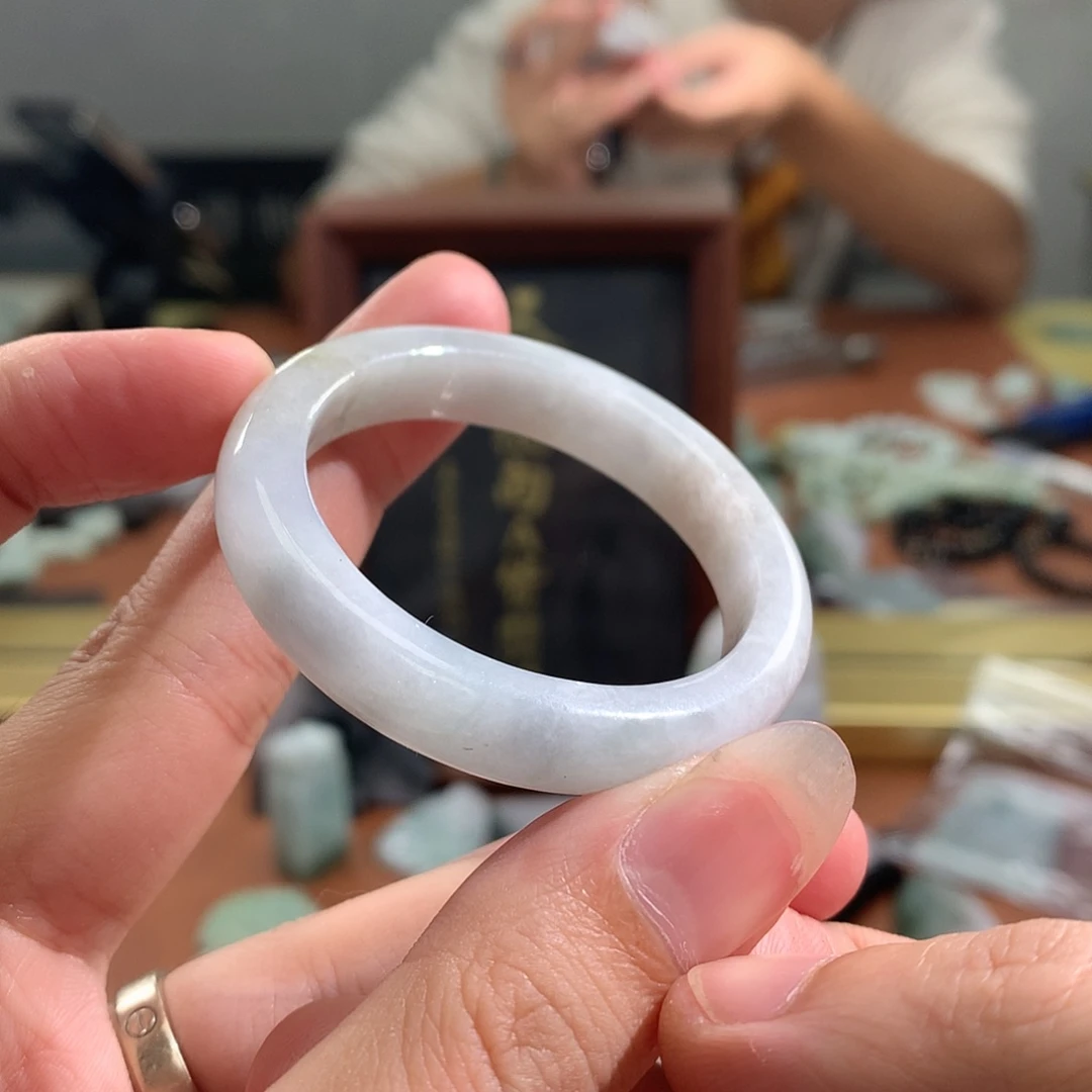 翡翠未镶嵌颈饰有裂