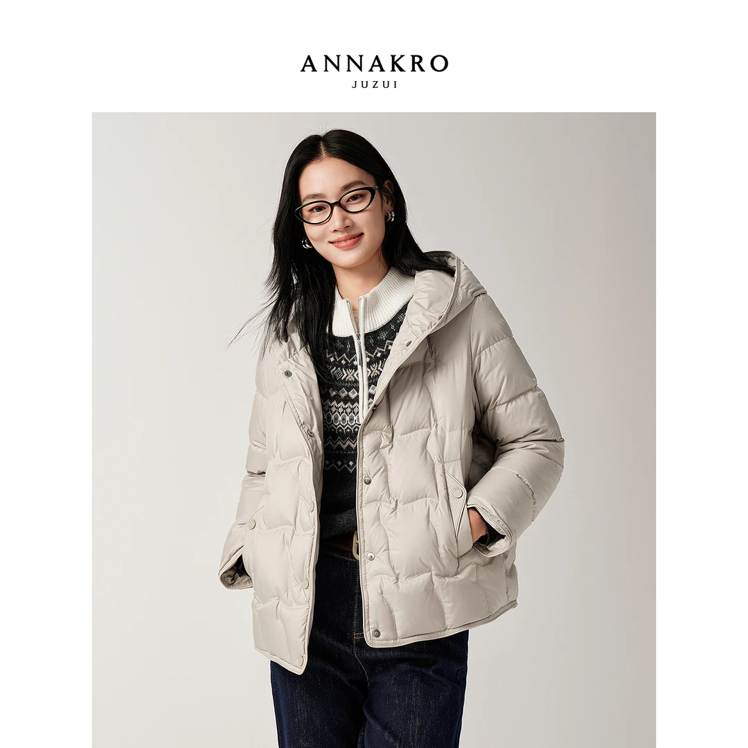 玖姿安娜蔻KWFD03331休闲连帽短款肌理鸭绒羽绒服百搭女2025冬季