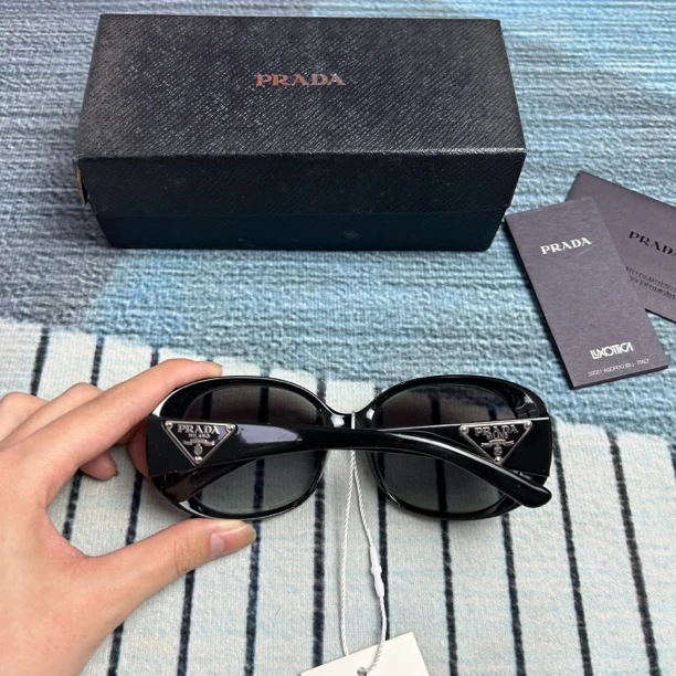 95新 Prada/普拉达 Prada黑色三角标墨镜（微瑕）