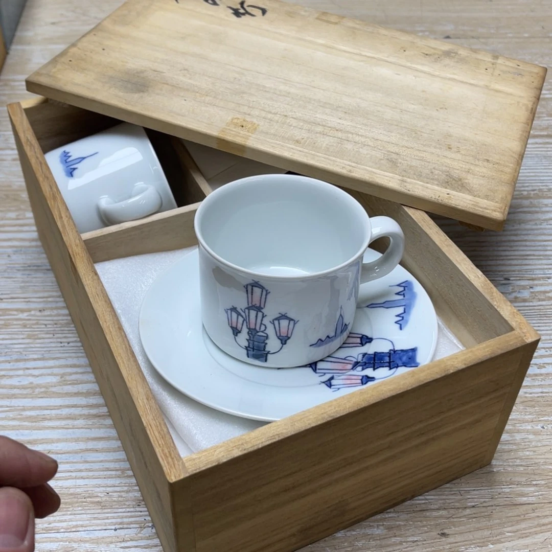 瓷片卡**拉密密麻麻地排列着一个