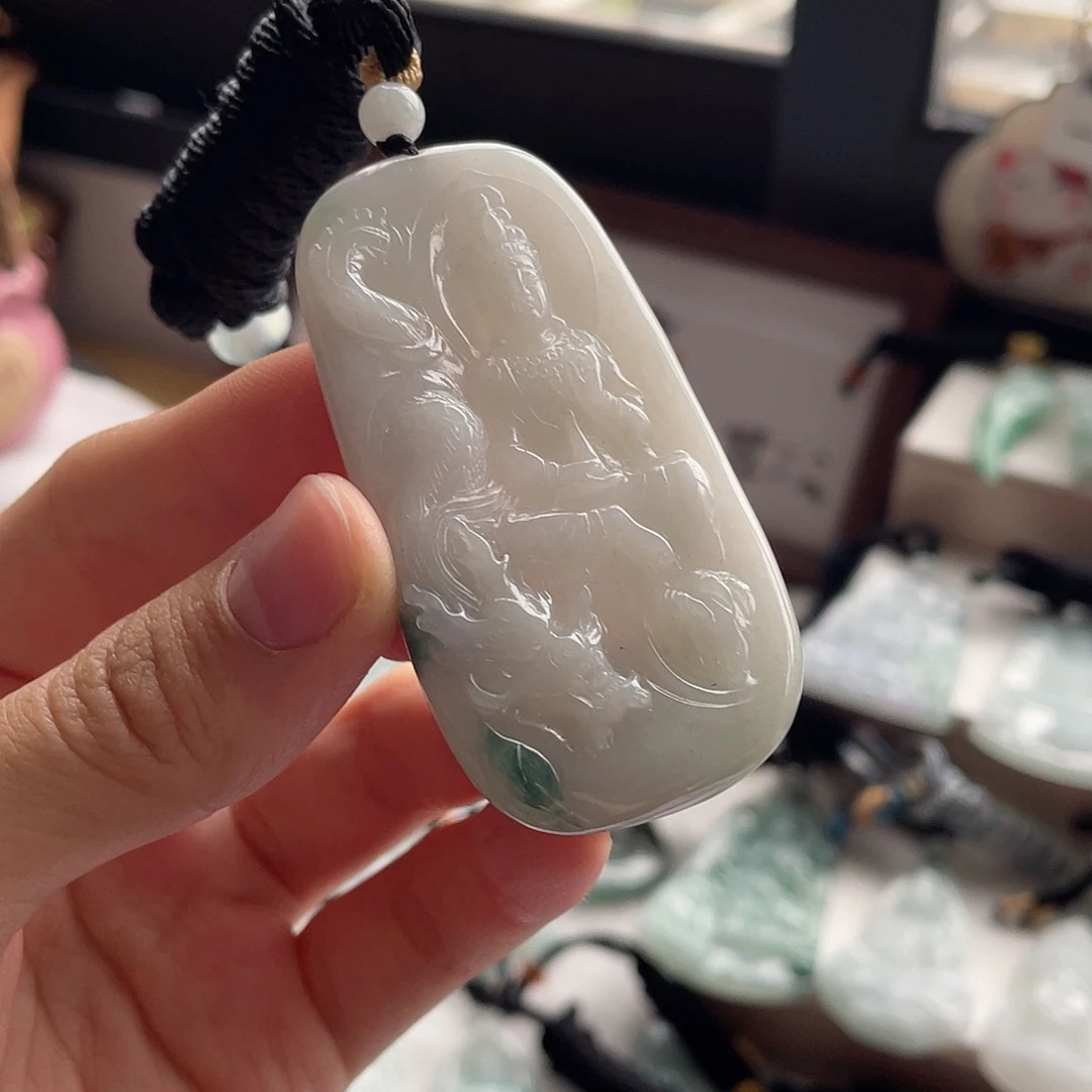 翡翠未镶嵌颈饰观音