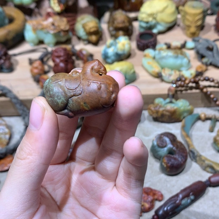 未镶嵌岫岩河磨玉（透闪石质玉）挂件
