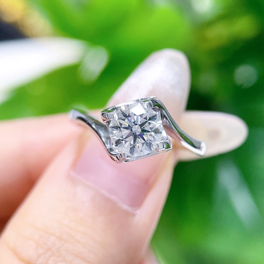 【1036906】18K金钻石女戒扭臂牛头h si1.00ct 重3.6906克 #13经典