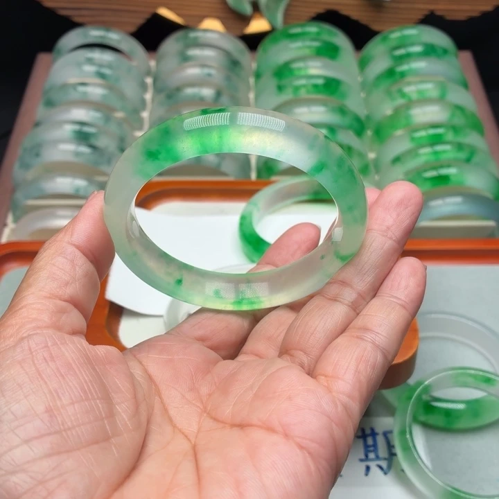 连***车石英质玉未镶嵌手镯