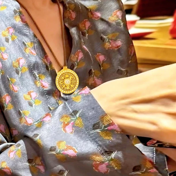 非金属布艺项链 中式长款八宝罗盘可旋转磨砂金色项链古法毛衣链