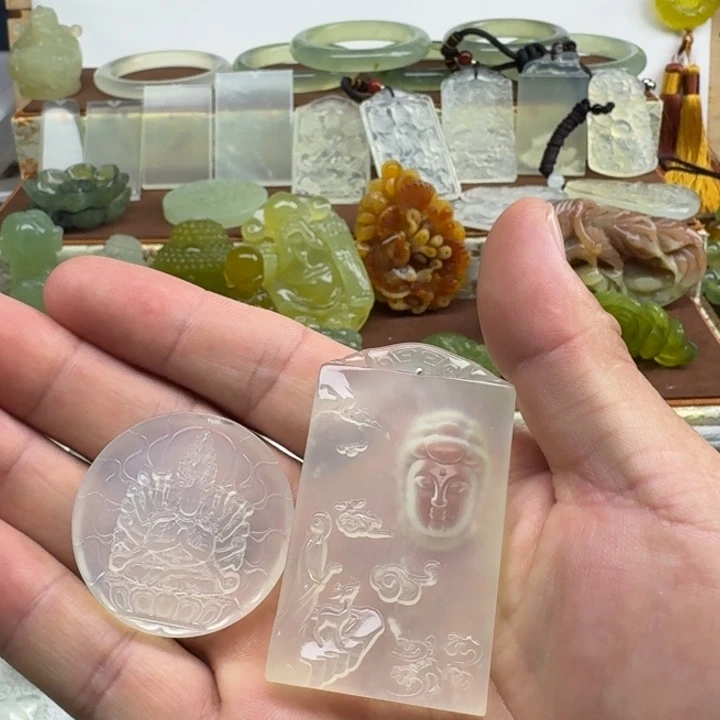 灯***珊未镶嵌蛇纹石玉颈饰