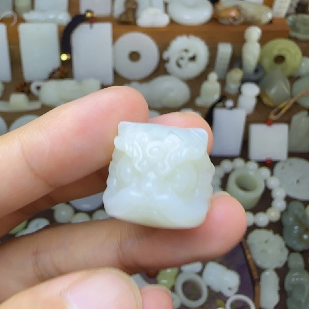 和田玉未镶嵌挂件醒狮