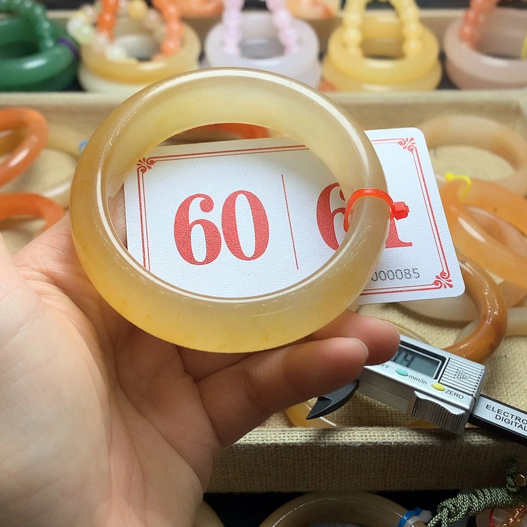 未镶嵌石英质玉（黄龙玉）手镯