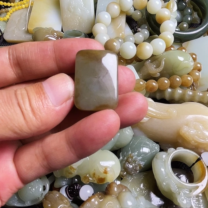 陈***姐吊坠(不含链)未镶嵌和田玉