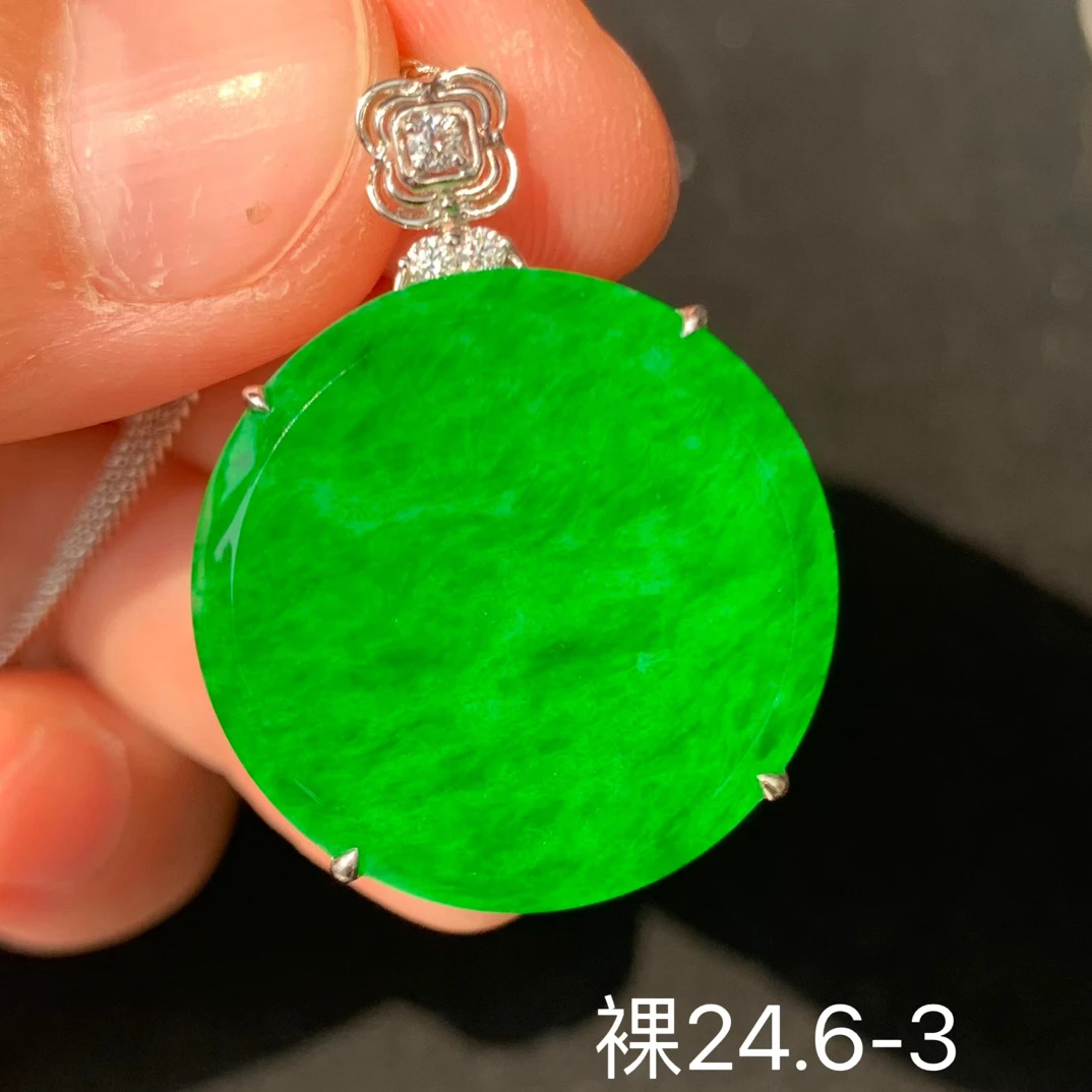 冰绿圆牌天然翡翠吊坠镶嵌精致女生配饰高级感玉石