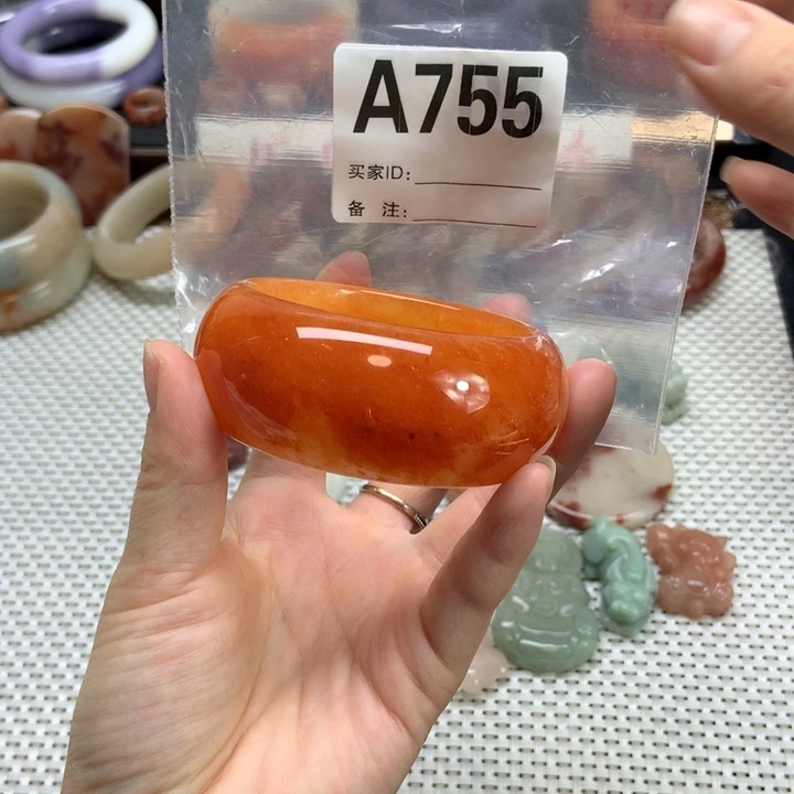 媚***媚石英质玉未镶嵌手镯