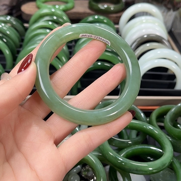 妍***婉和田玉未镶嵌手镯56–0