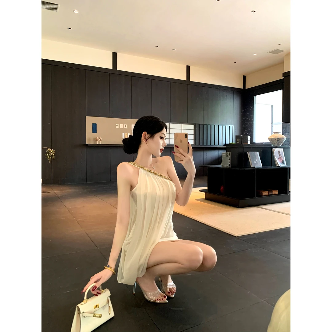 性感斜肩无袖包臀裙不规则镶钻修身气质收腰短裙纯欲慵懒风女装