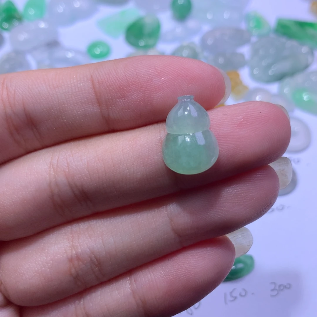 翡翠未镶嵌颈饰葫芦