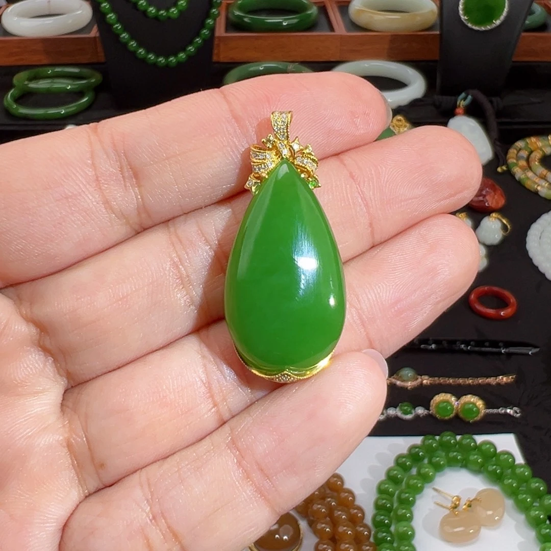 和田玉（碧玉）18K金镶嵌颈饰艳阳绿满色满肉饱满水滴吊坠