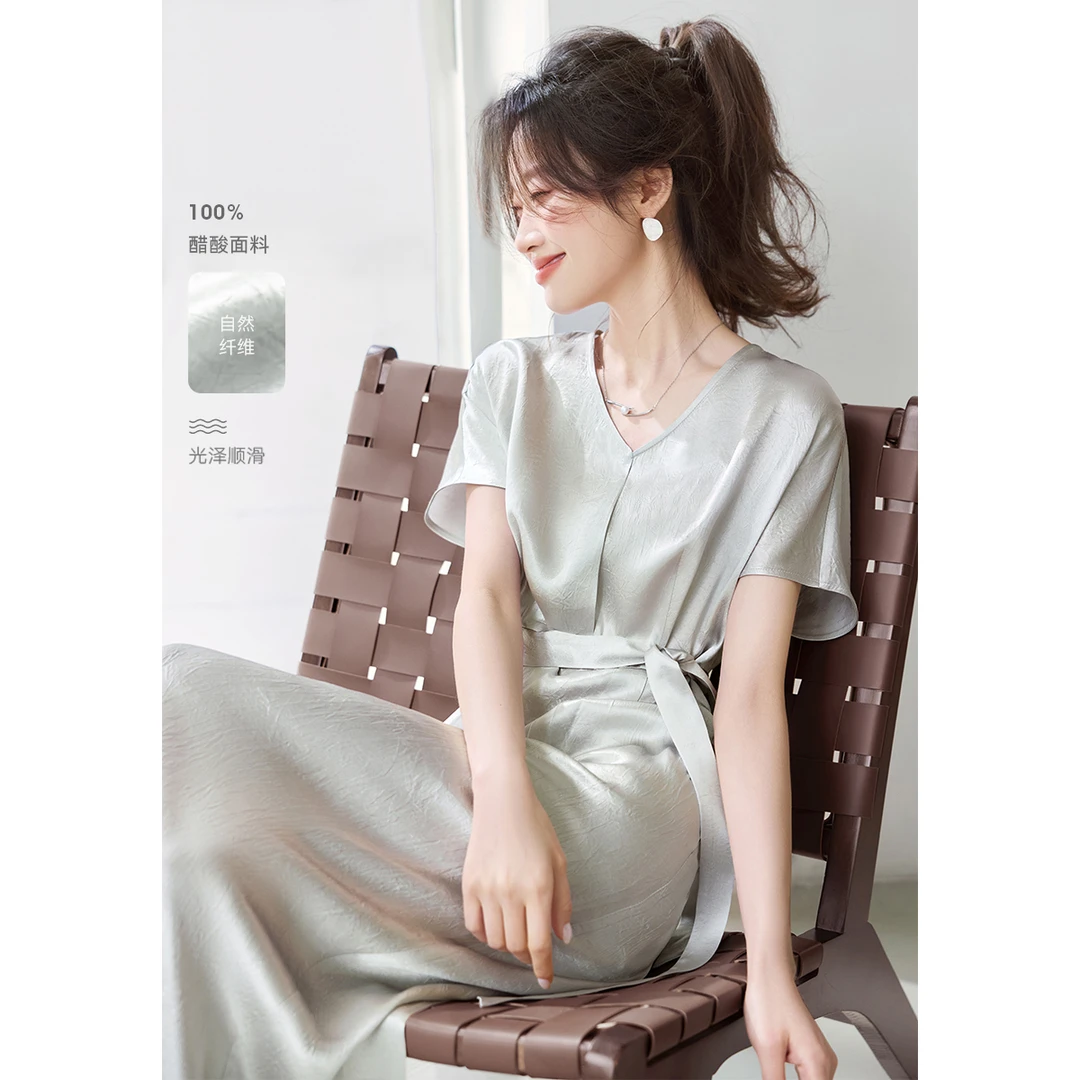 轻优雅气质微皱缎面V领裙2025夏季新款知性简约连衣裙女