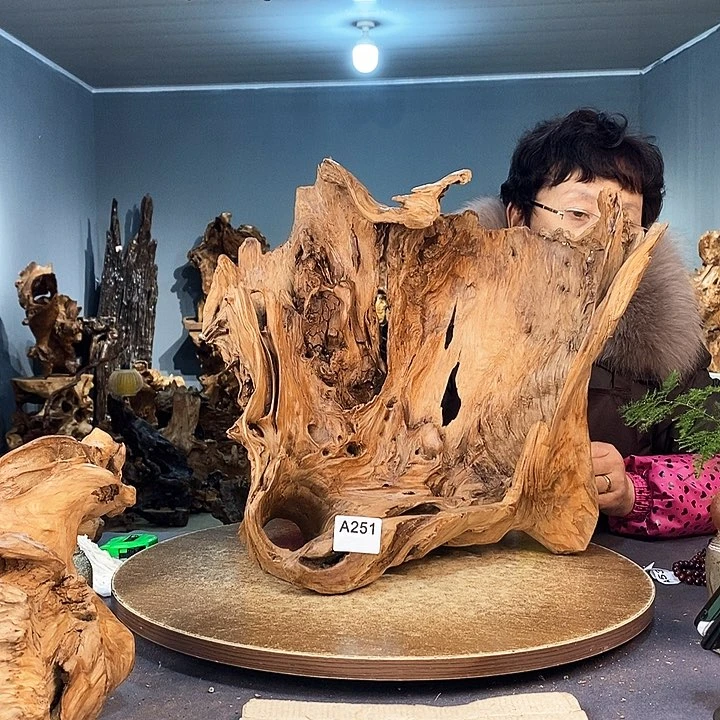 茶盏用****2251株木的小底座的佛龛