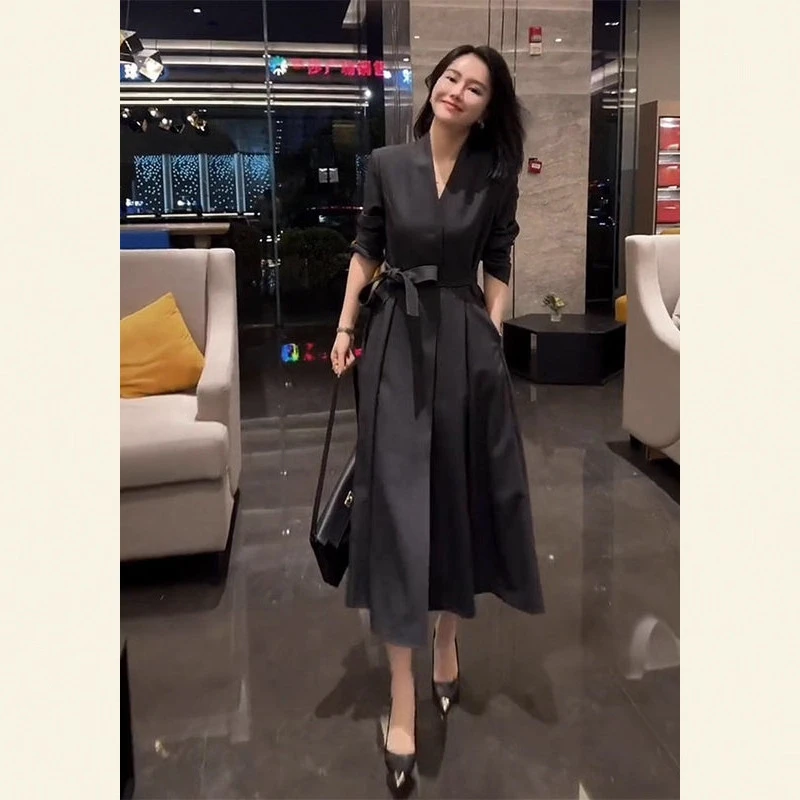 2025新款女装秋季长款流行爆款连衣裙V领收腰显瘦风衣外套200斤潮