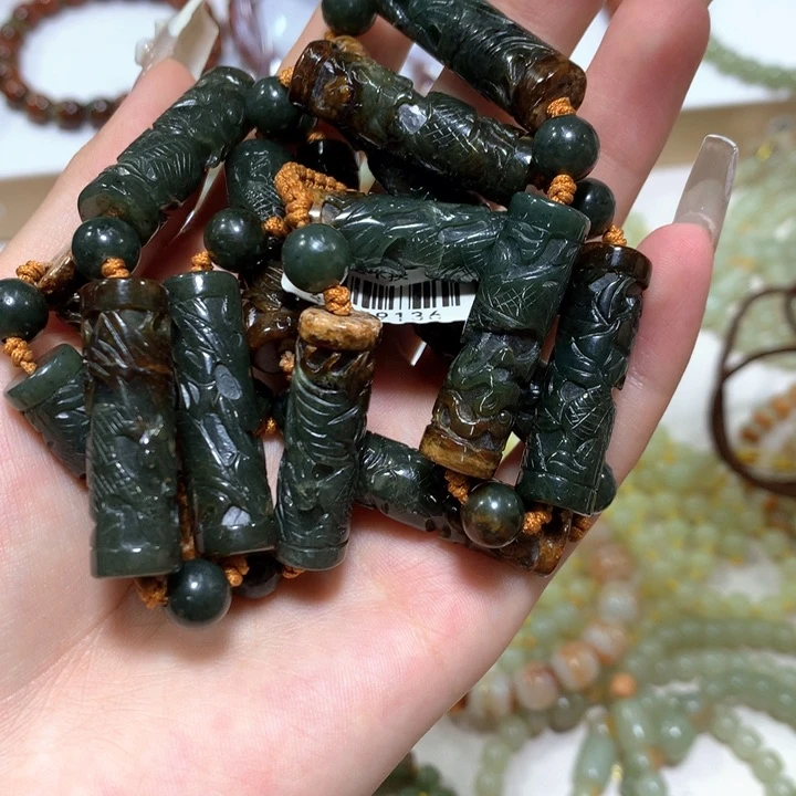 应***:岫岩河磨玉（透闪石质玉）未镶嵌颈饰