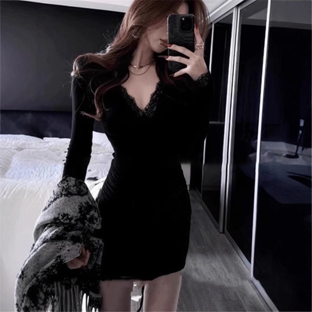 纯欲风性感V领蕾丝拼接连衣裙女2025新款秋冬高级感收腰显瘦短裙